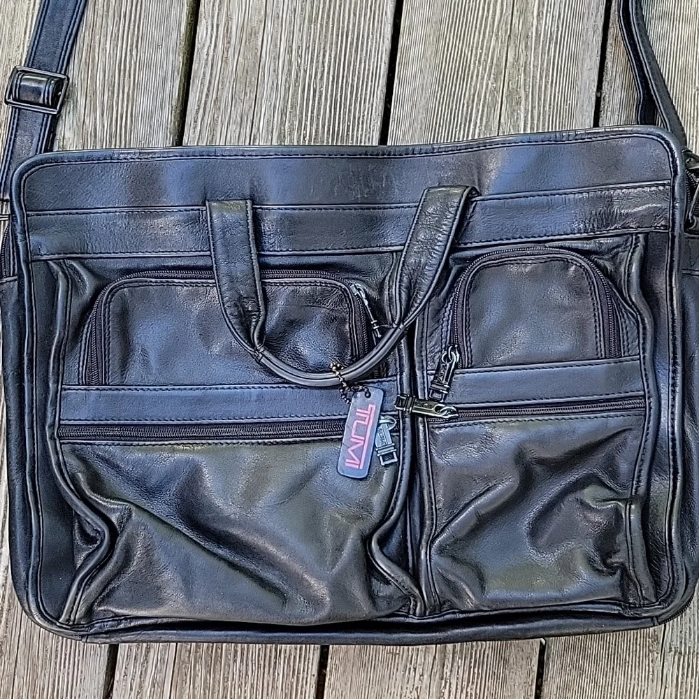 Tumi Leather Expandable Briefcase Lap Top Organizer Shoulder Bag.
